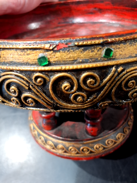 Opsats med skål på toppen