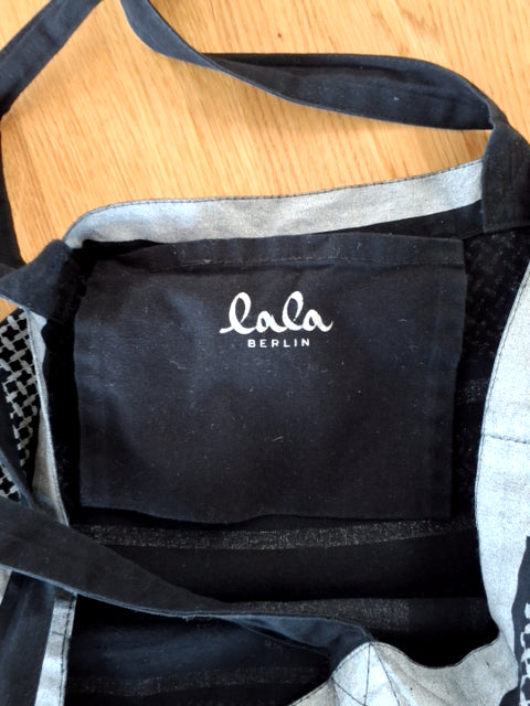 Lala Berlin mulepose