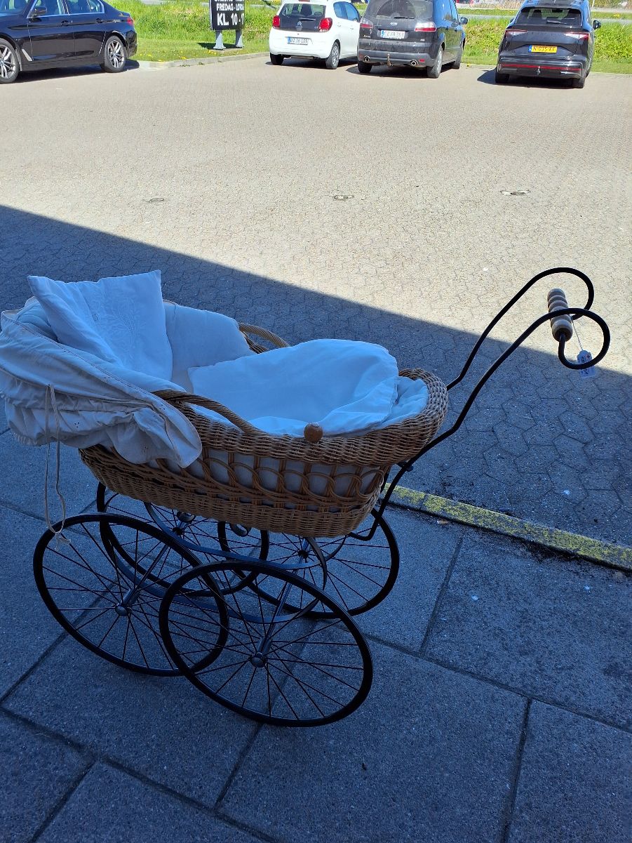 Dukkevogn i rattan med metalstel