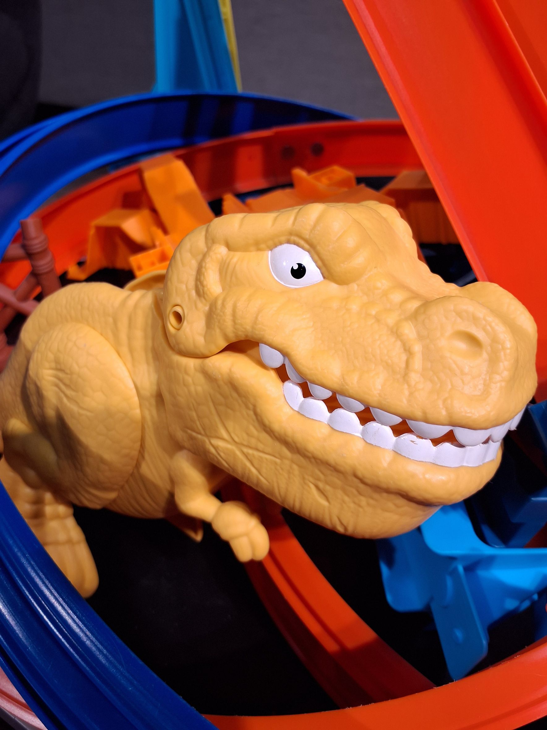 Hot wheels track builder