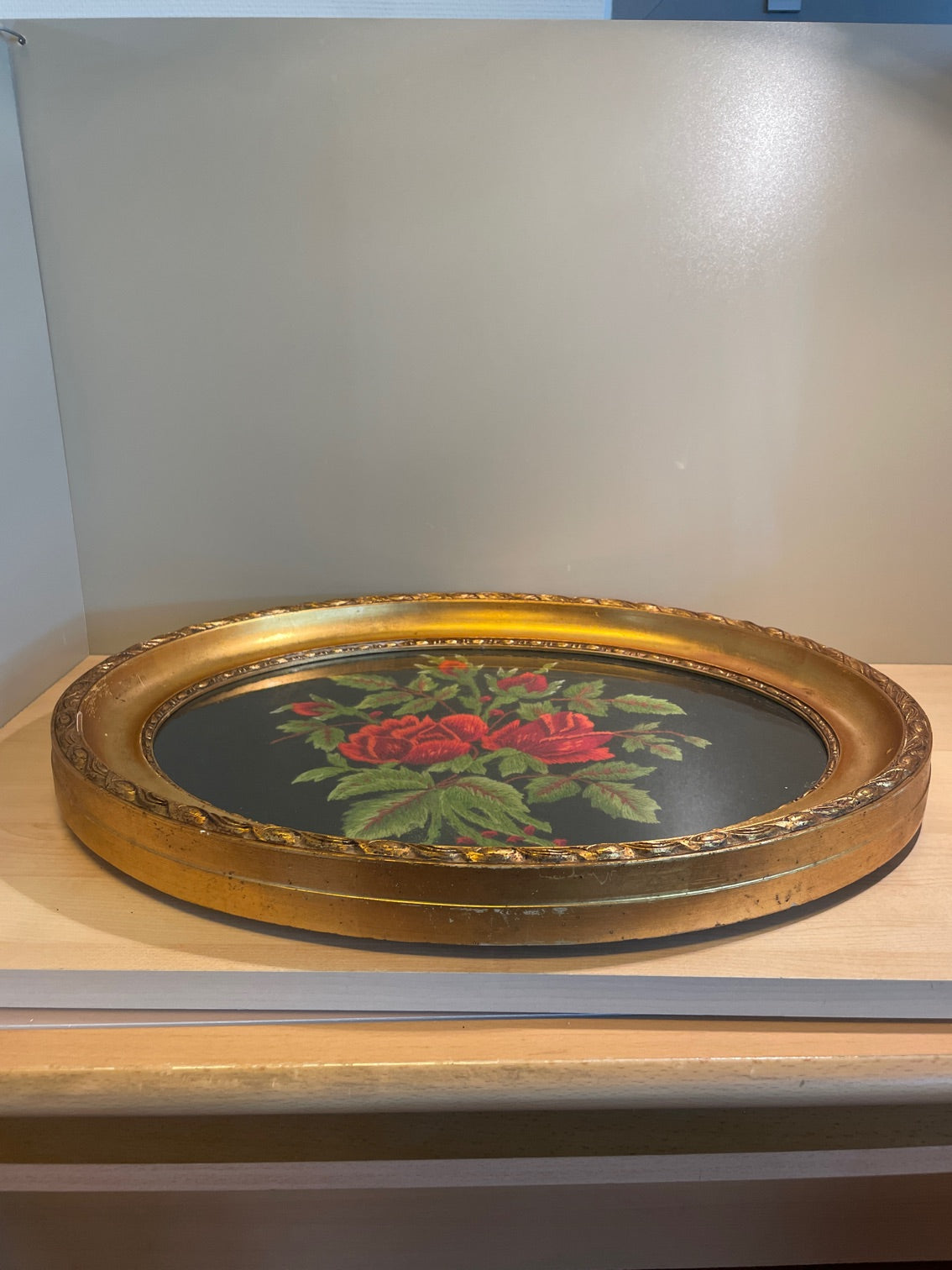 Oval guldramme med blomster broderi