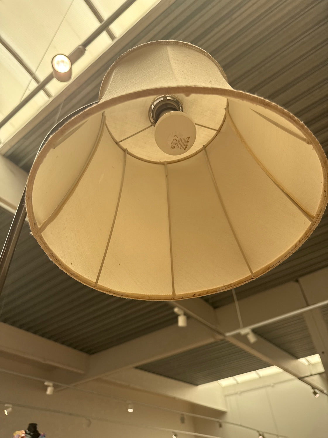 Gulvlampe på metalfod
