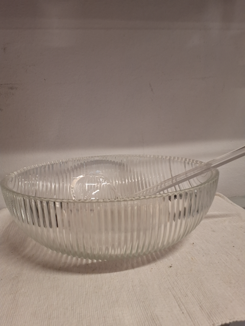 Glasbowle med øseske
