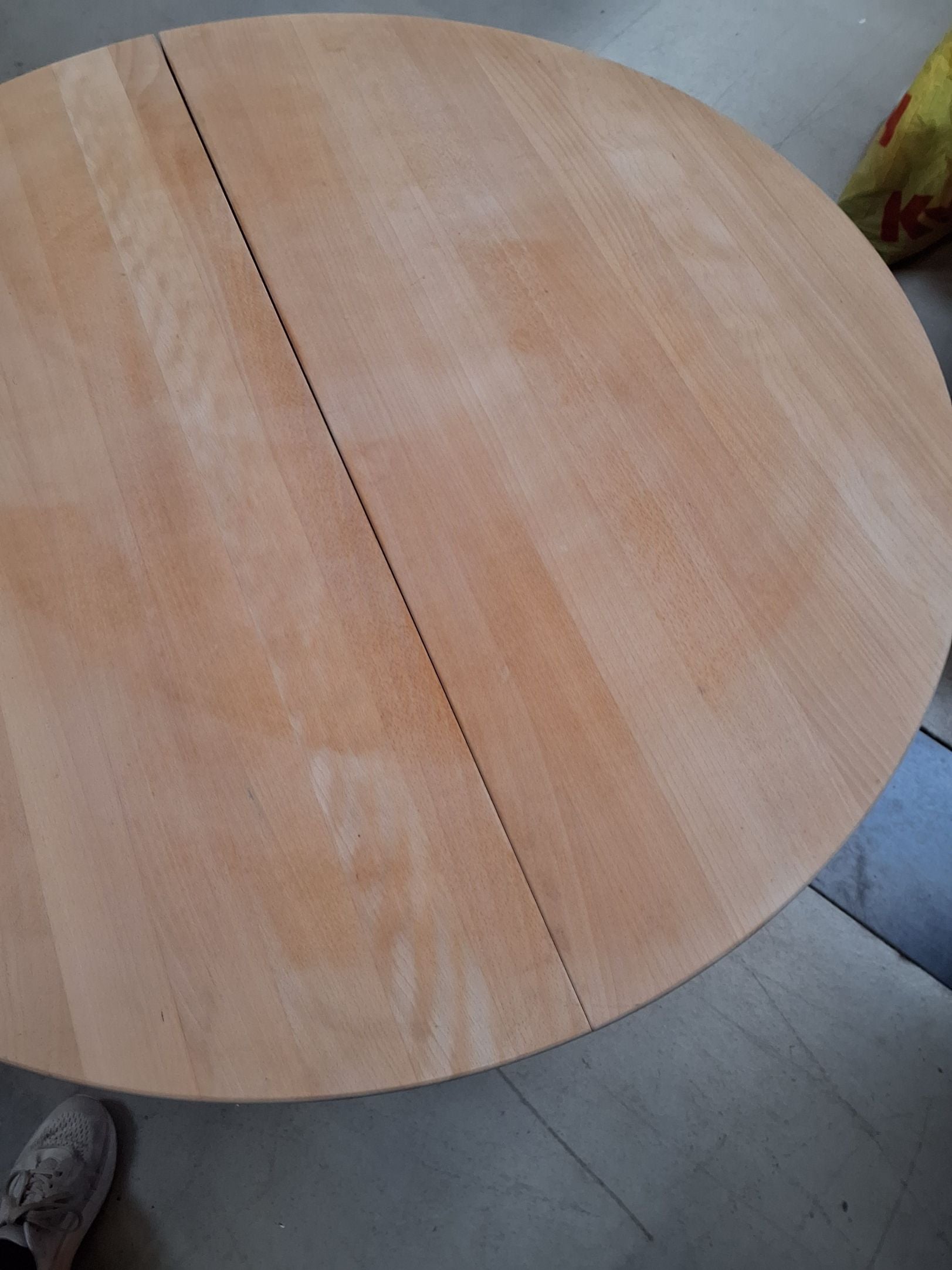Lyst rundt bord