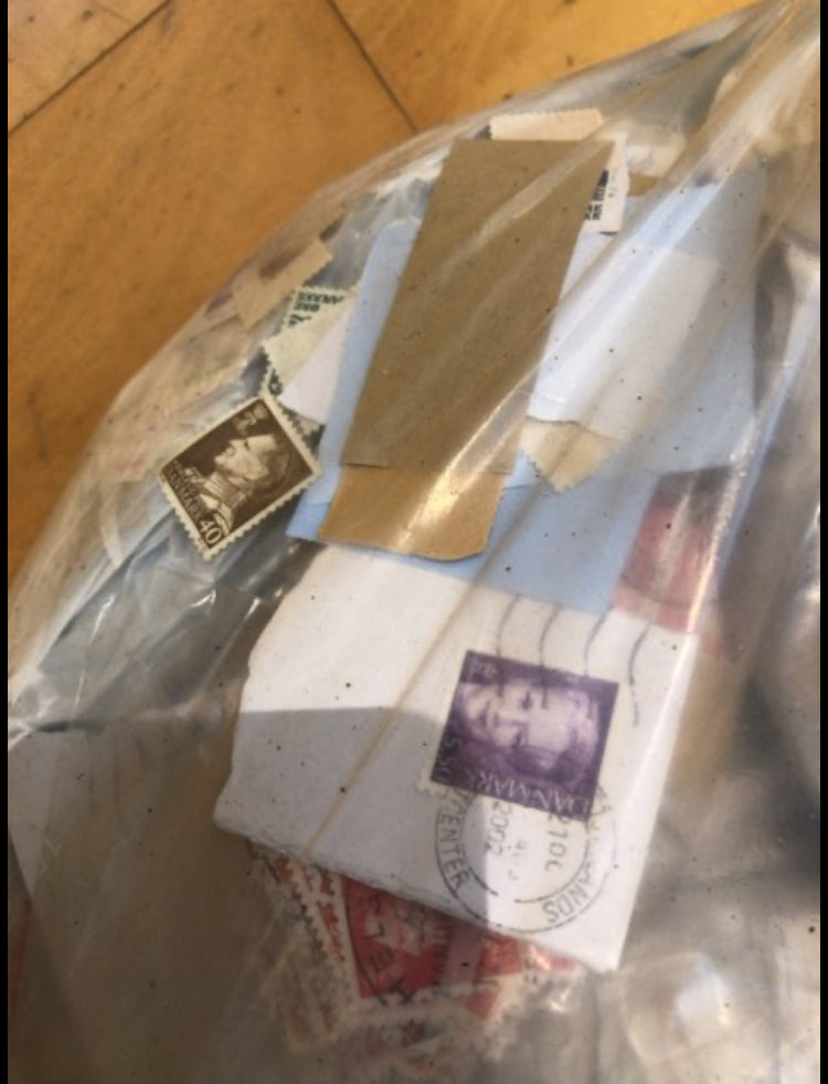 Sæk med kuvertafklip af frimærker