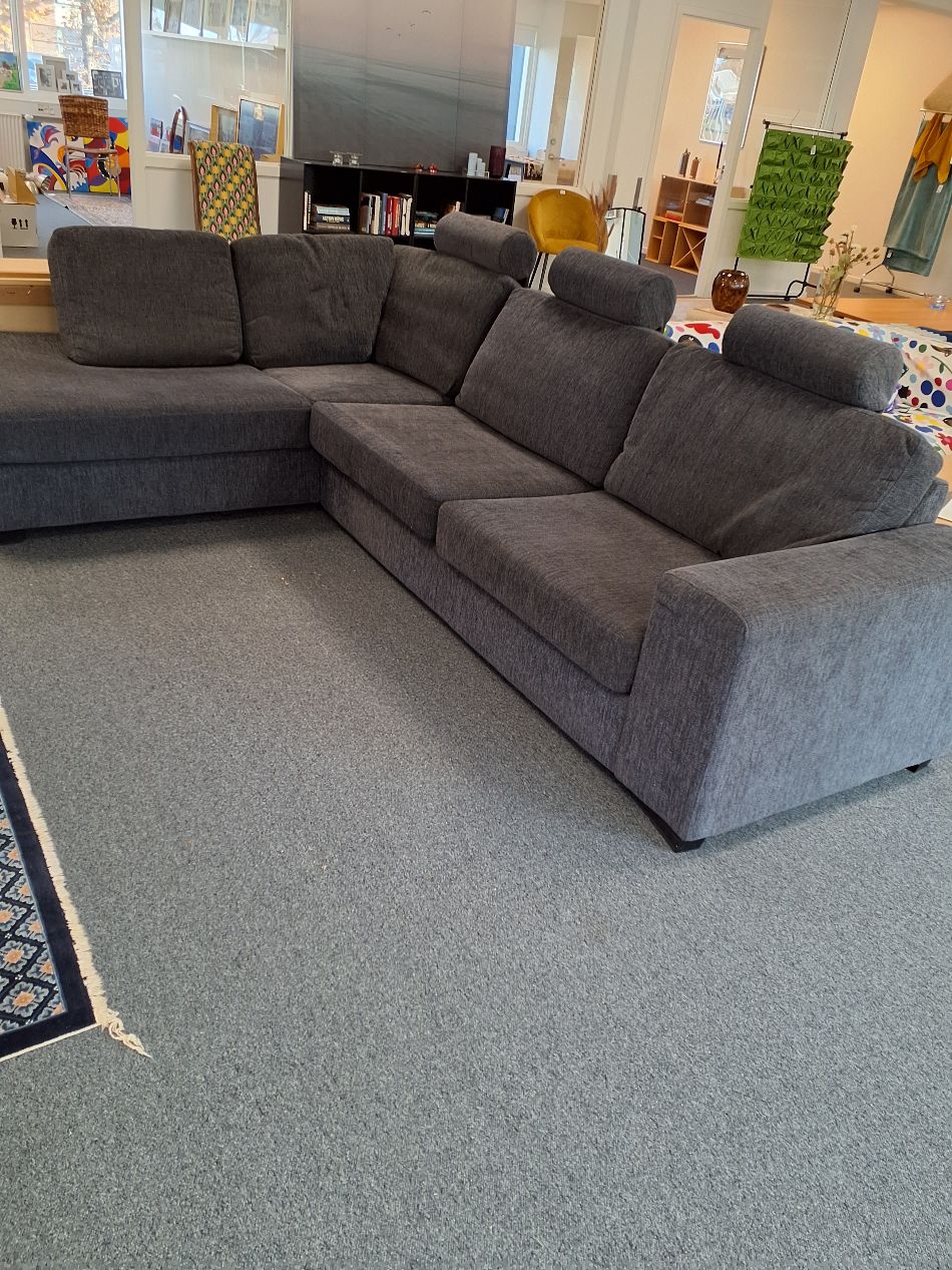 Stor hjørnesofa med flytbare nakkestøtter