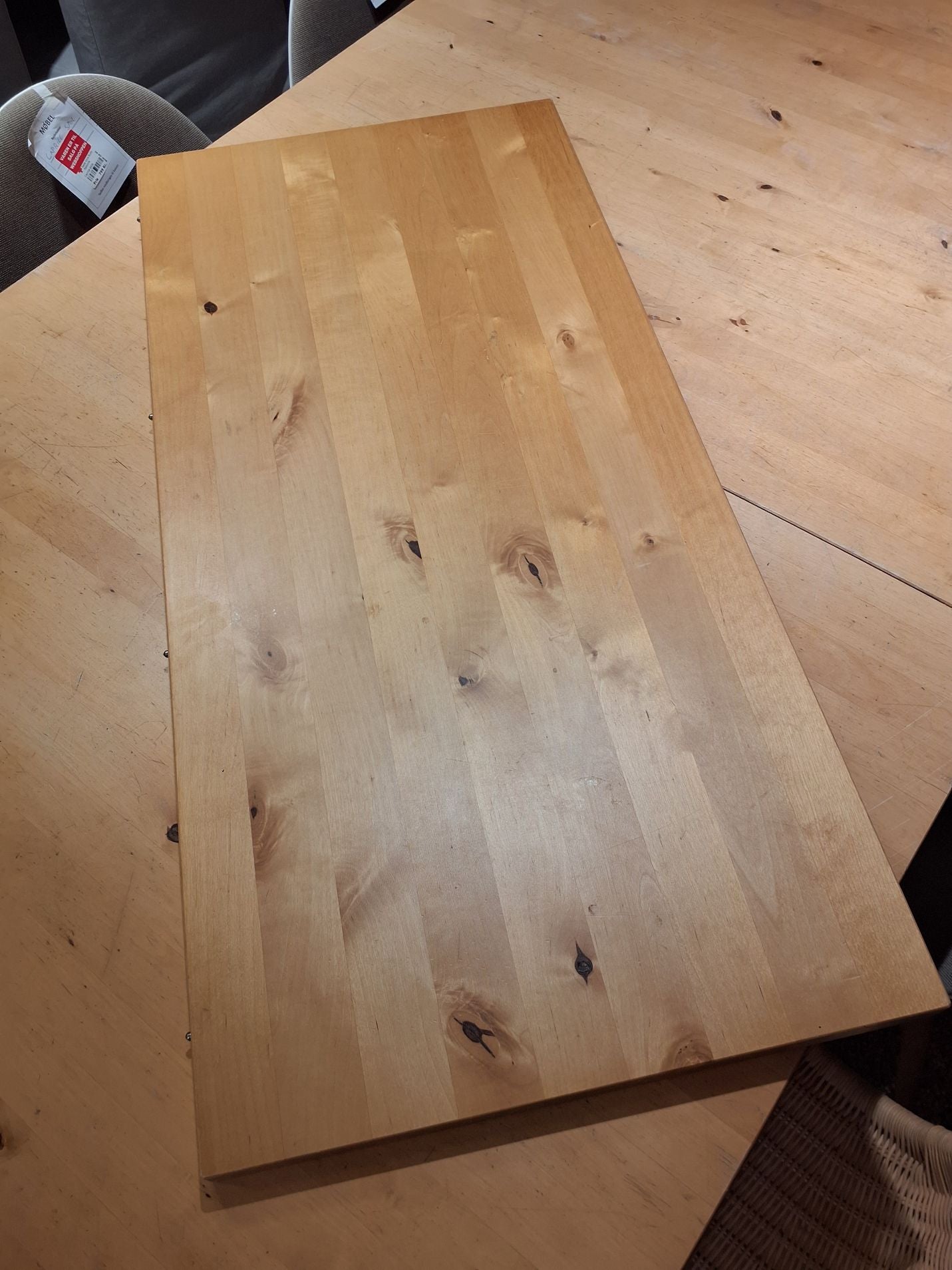 Spisebord i lyst træ