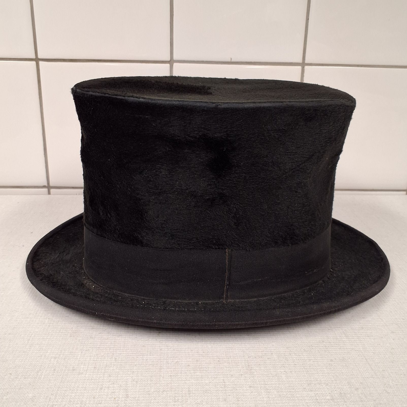 Sort høj hat