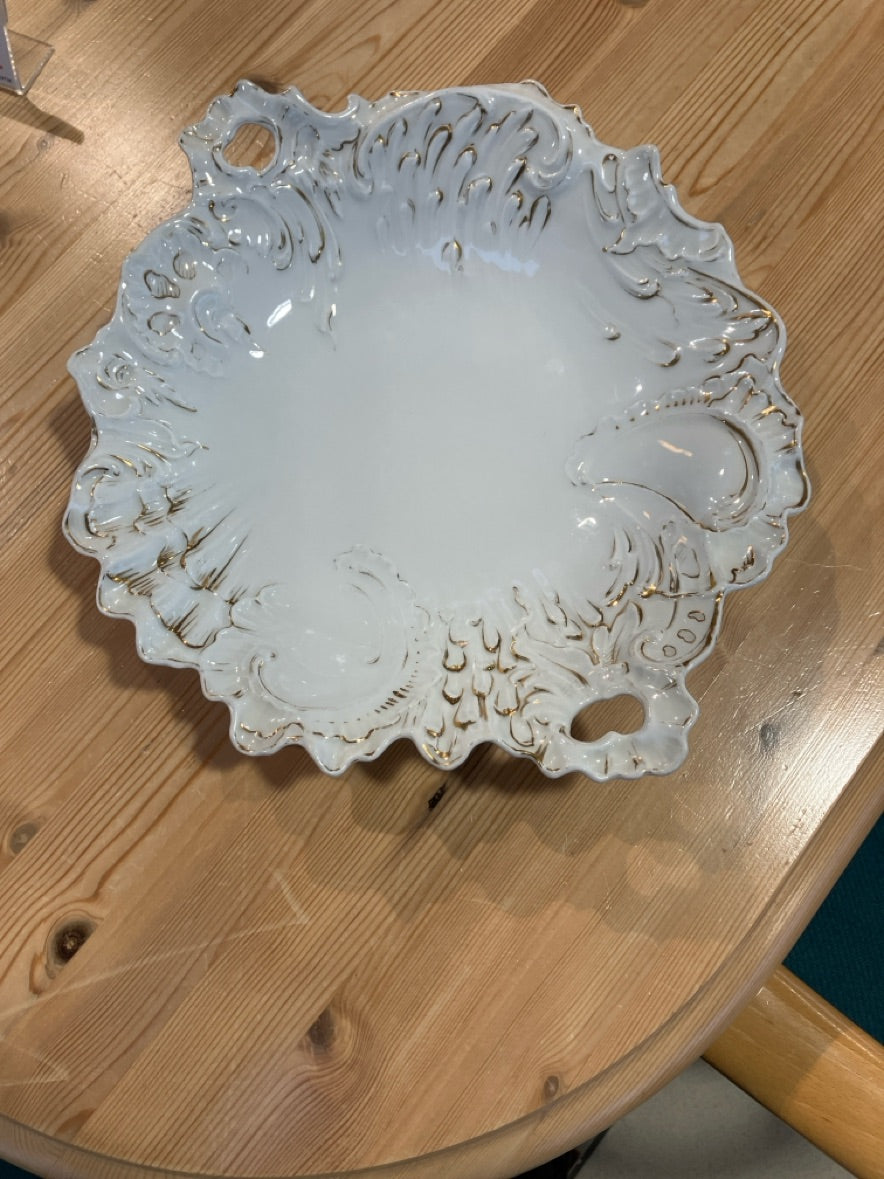 Hvidt fad med guldkanter