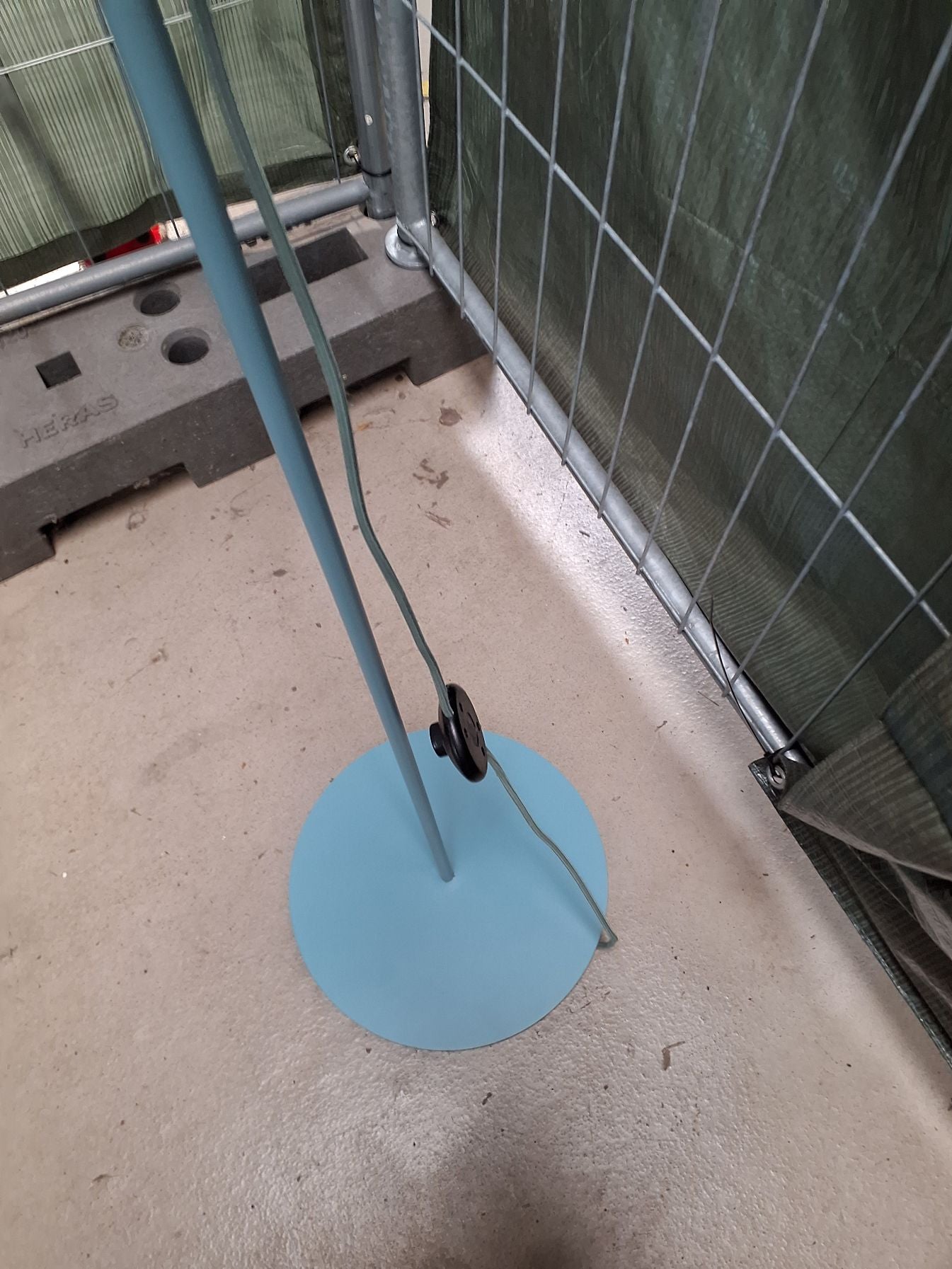 Isblå standerlampe