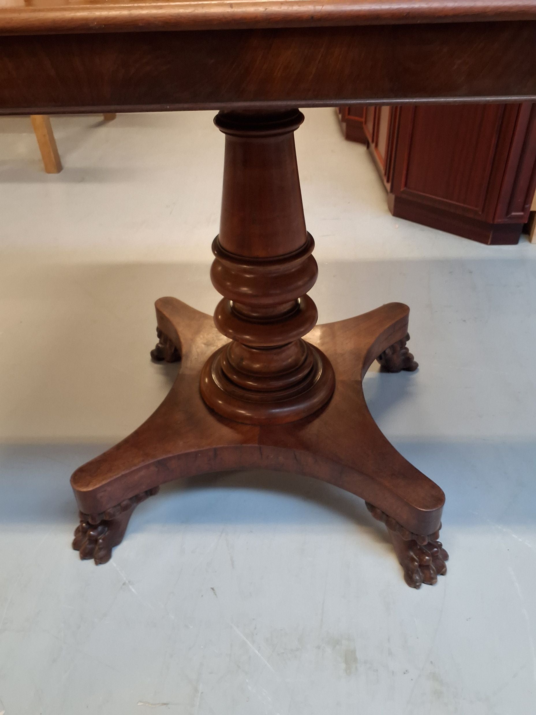 Spisebord i Biedermeier stil