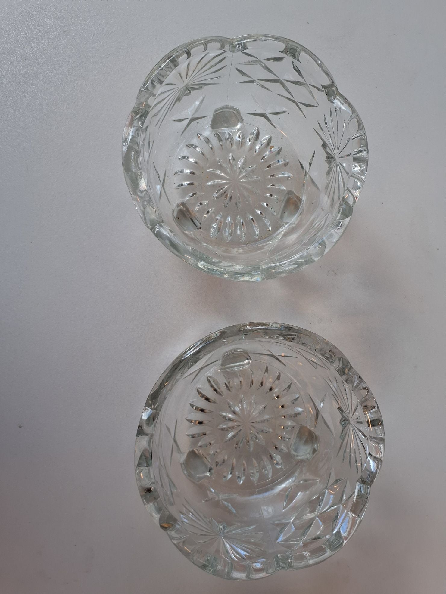 Glasskål på 3 ben