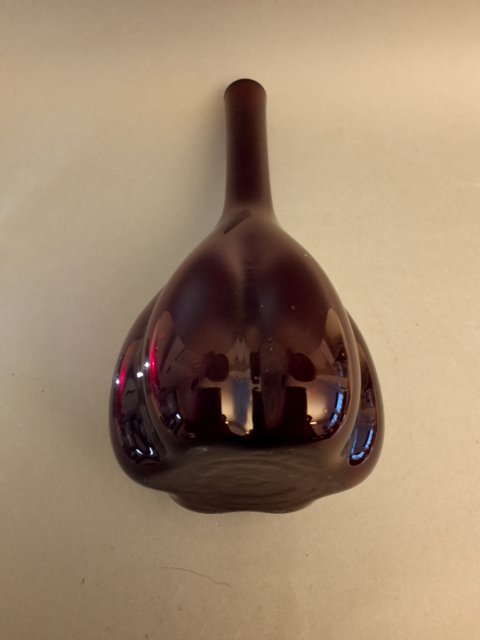 Vase, løgformet, dyb bordeauxrød glas