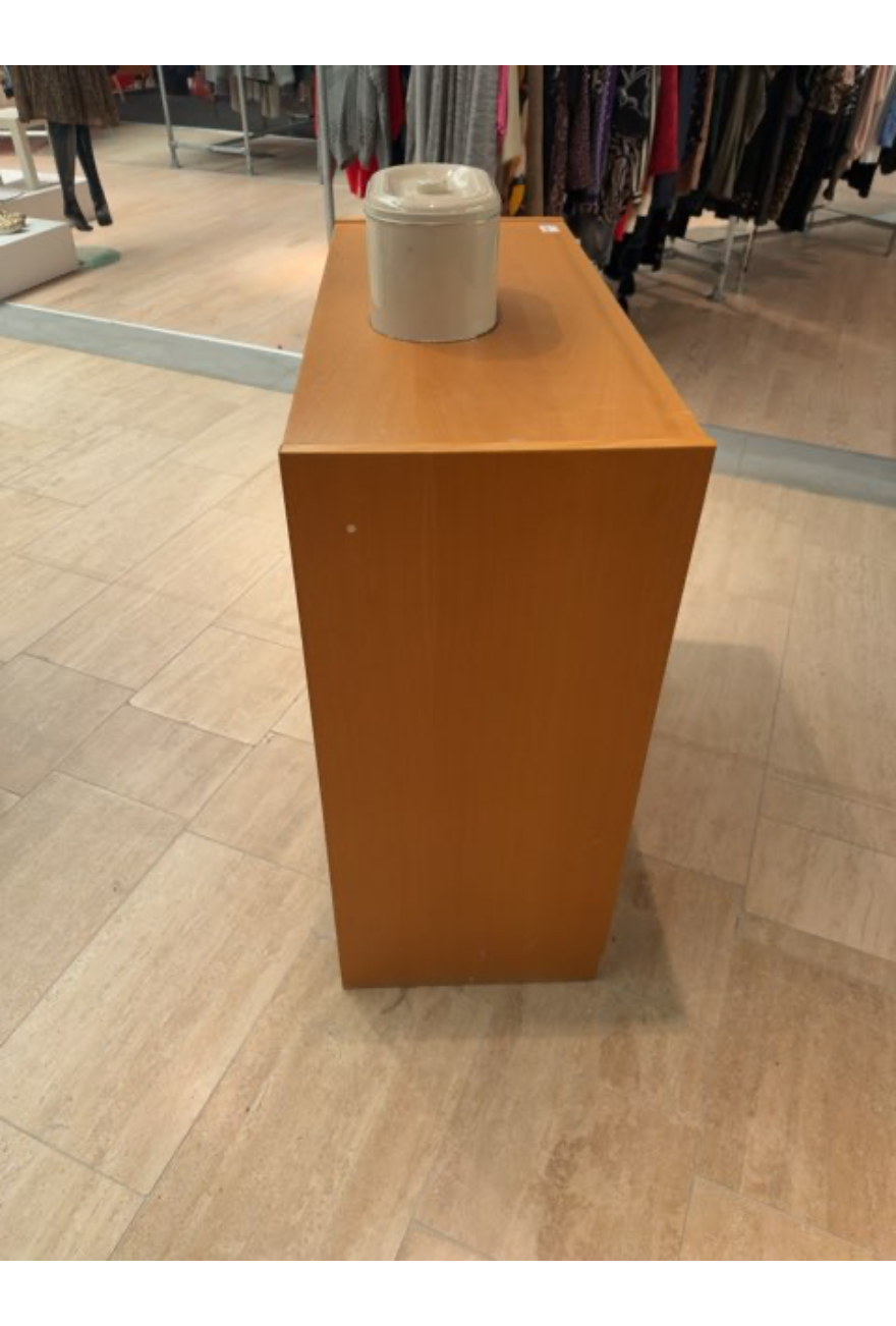 Kommode med låget i træ