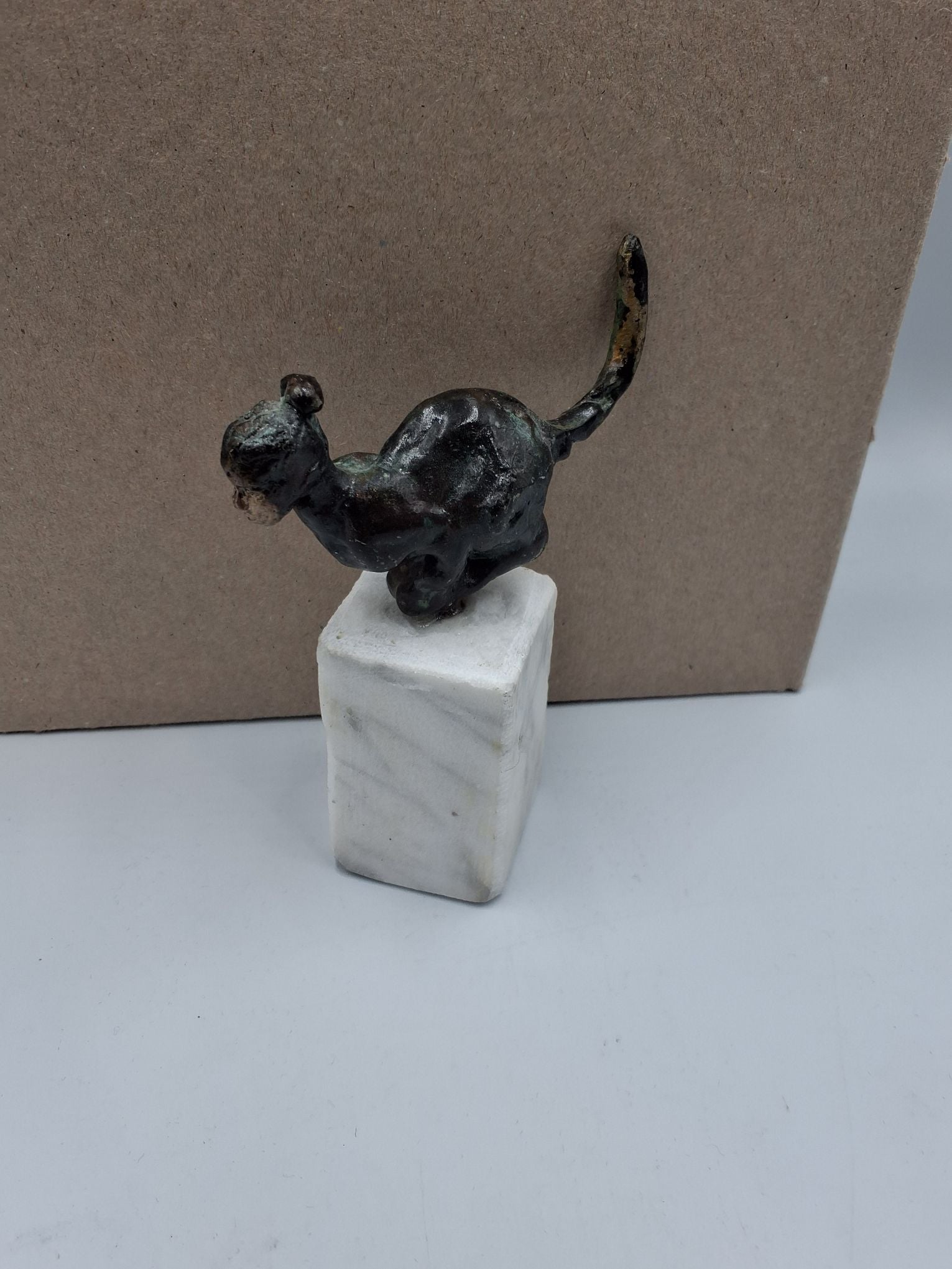 Helle Crawford bronze figur på sten