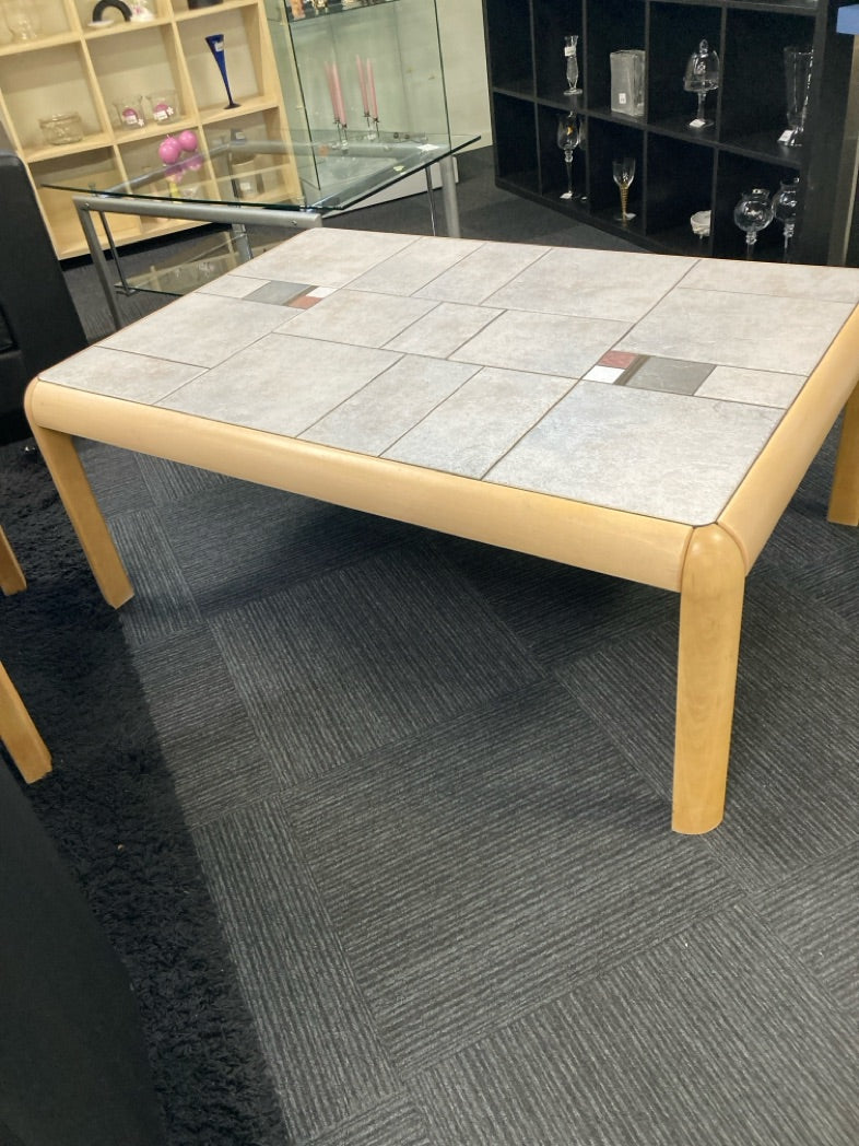 Sofa kakkelbord lyst træ