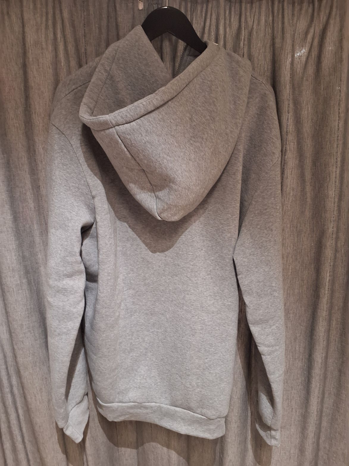 Grå hoodie