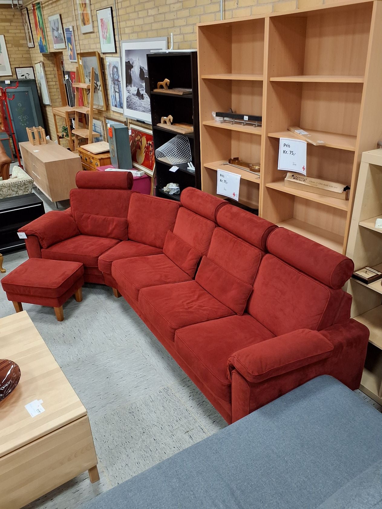 Rød 4-5 pers sofa m skammel