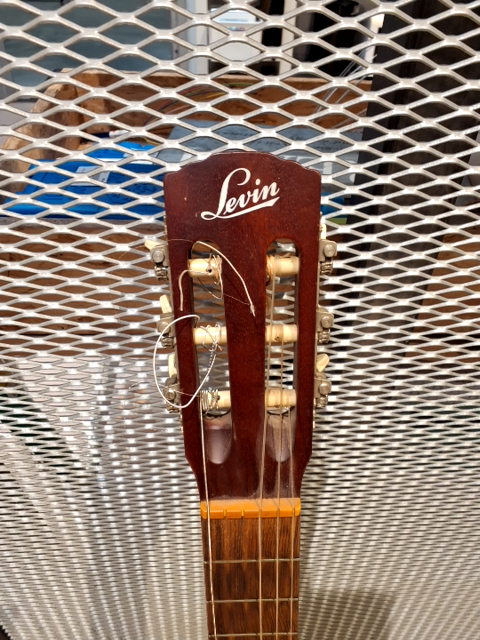 Guitar Levin med kasse