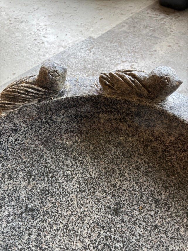 Flot fuglebad i granit