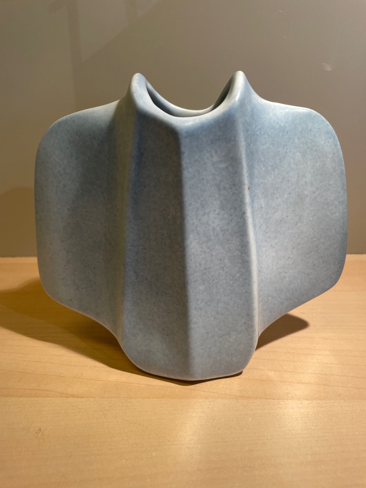 Virebent skulpturvase