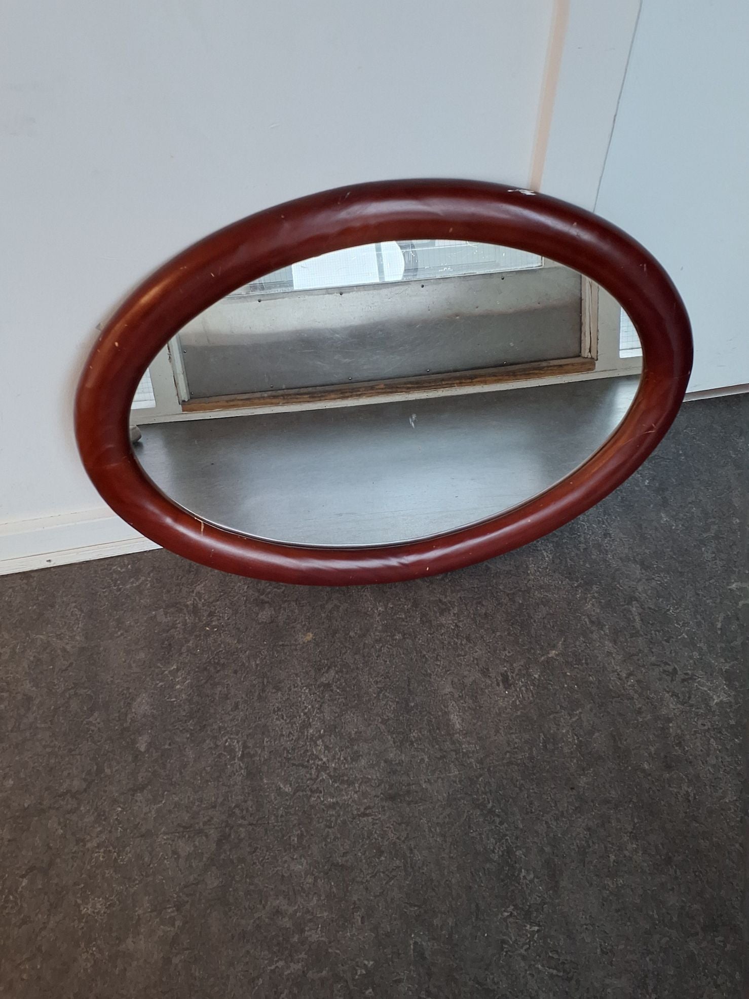 Ovalt spejl i retro stil