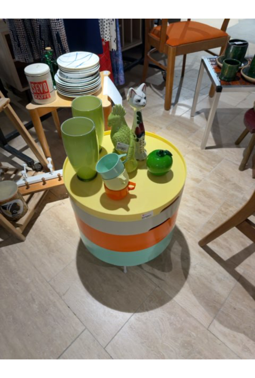Farverigt bakkebord