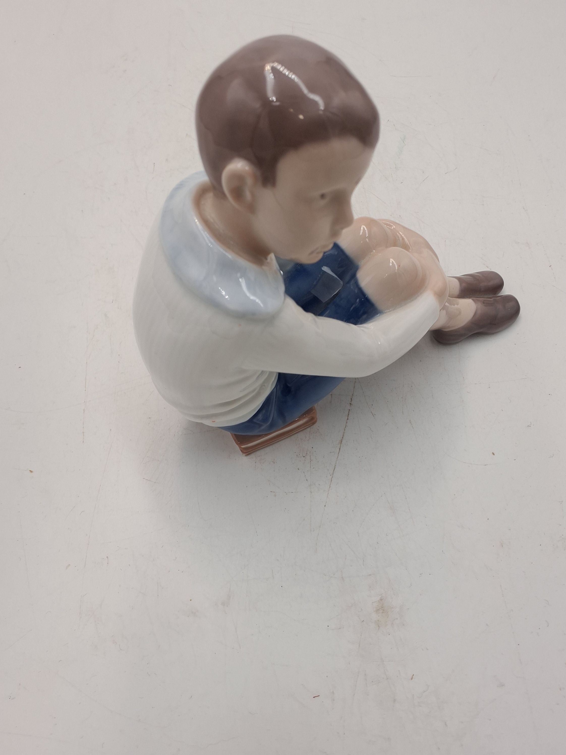 Porcelænsfigur "Dreng på bøger" B & G