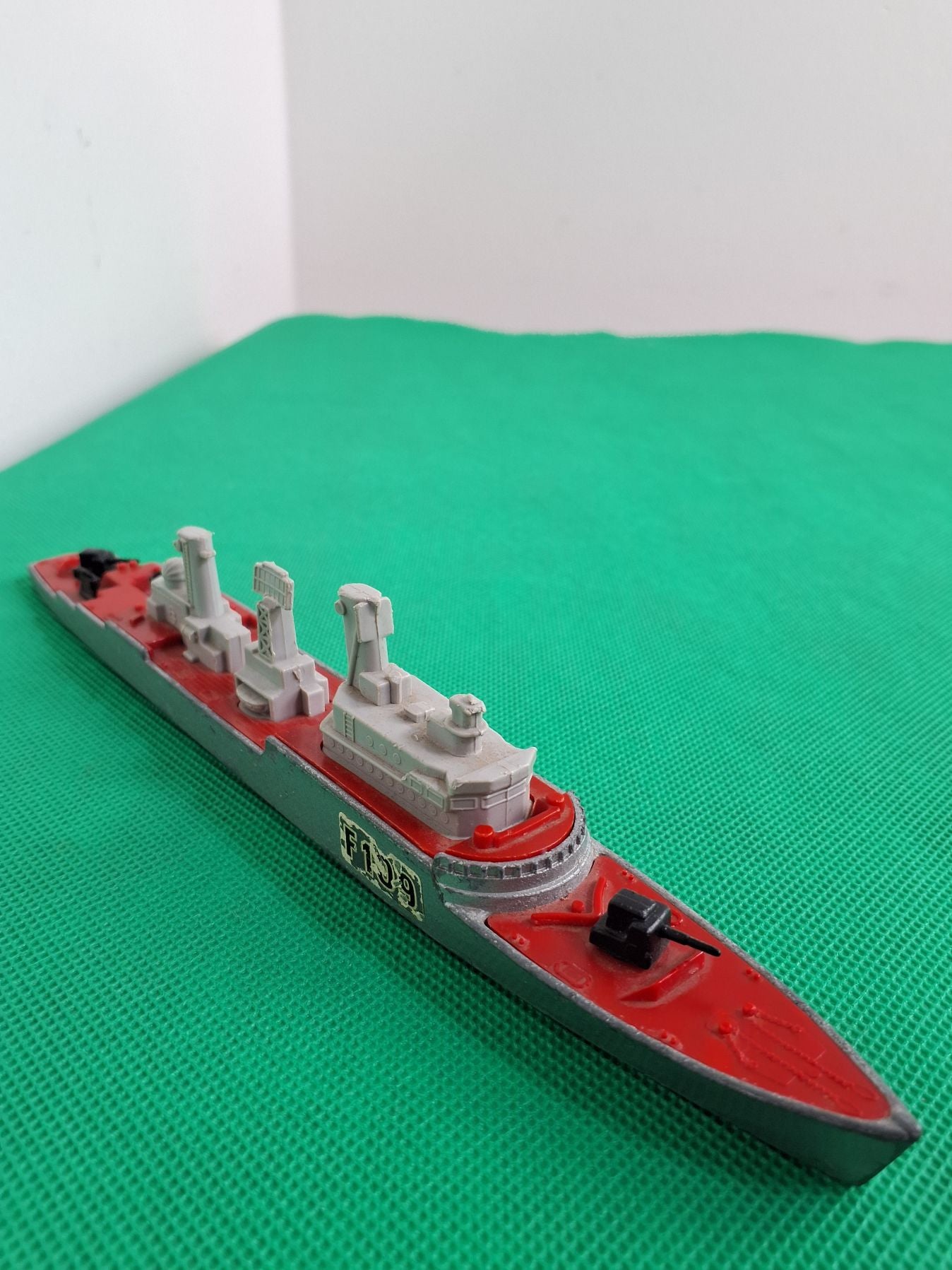 Matchbox Rød Sea Kings Frigate