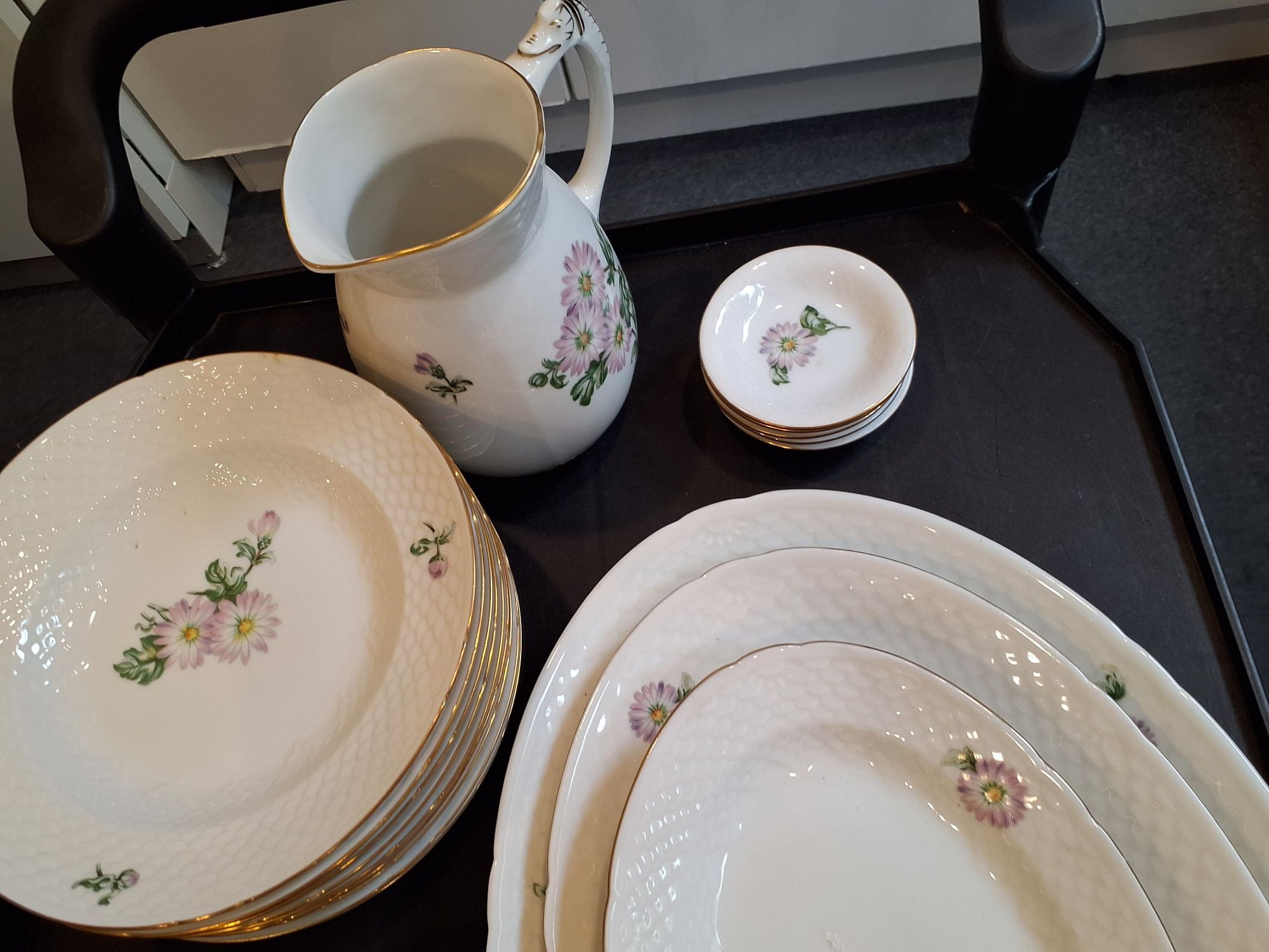Spise og kaffestel mærket Krysantemum
