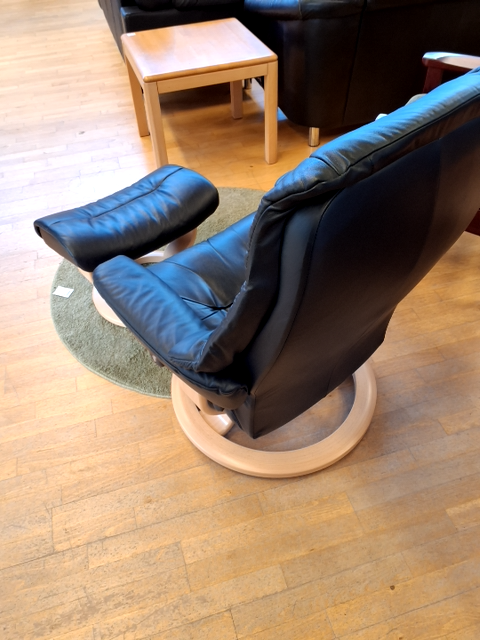 Flot stressless lænestol i sort  læder med skammel