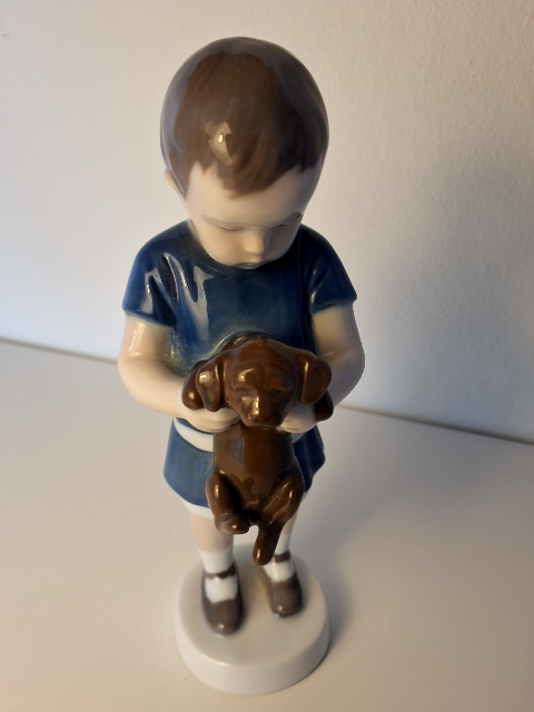 Dreng med hundehvalp - Bing og Grøndahl 1747