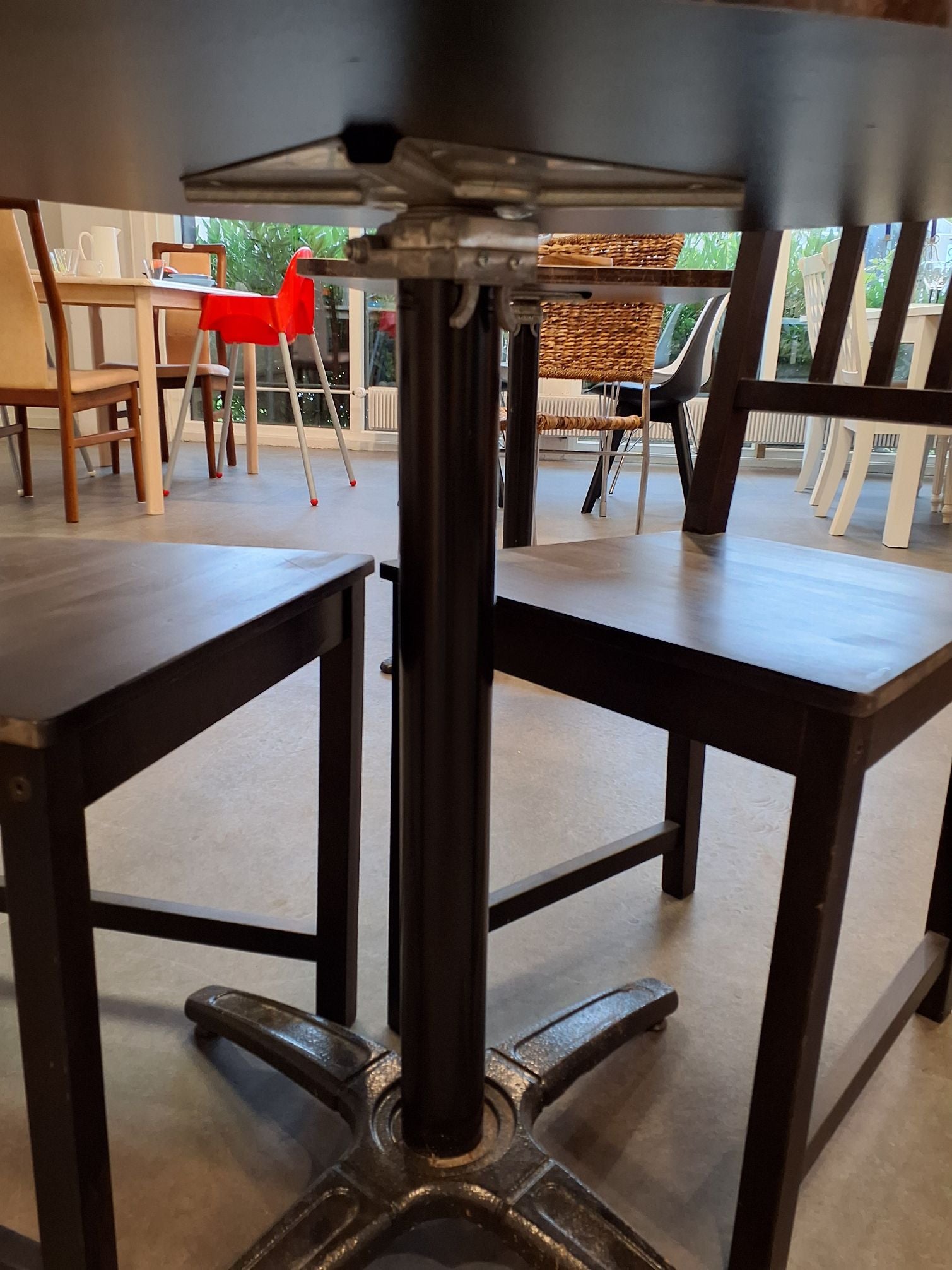 Rundt cafebord i brunt marmorlook