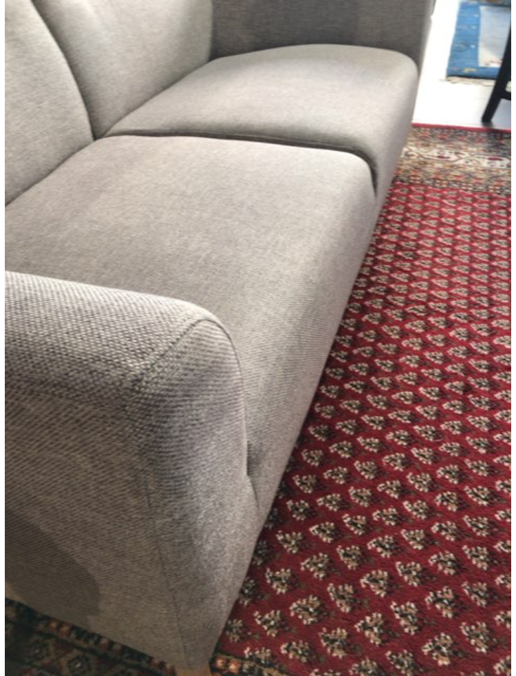 Sofa med grå polster