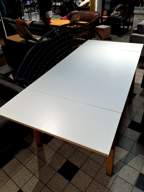 Spisebord med udtræk