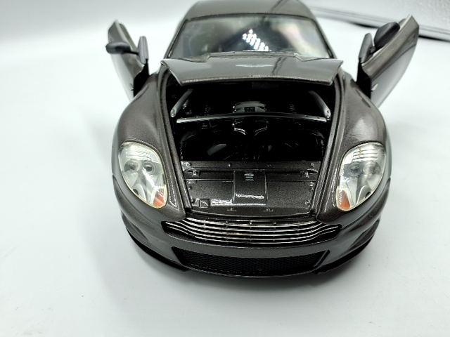 Aston Martin DBS Model 1:18