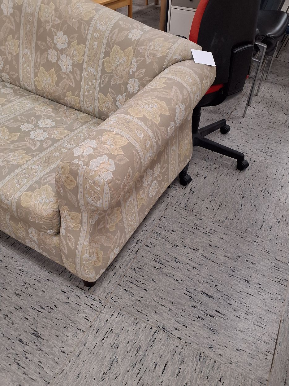 Lys blomsterprint sofa