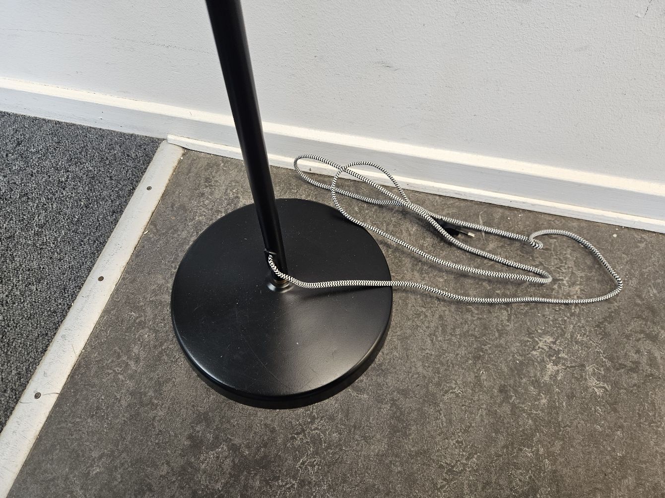 Sort gulvlampe