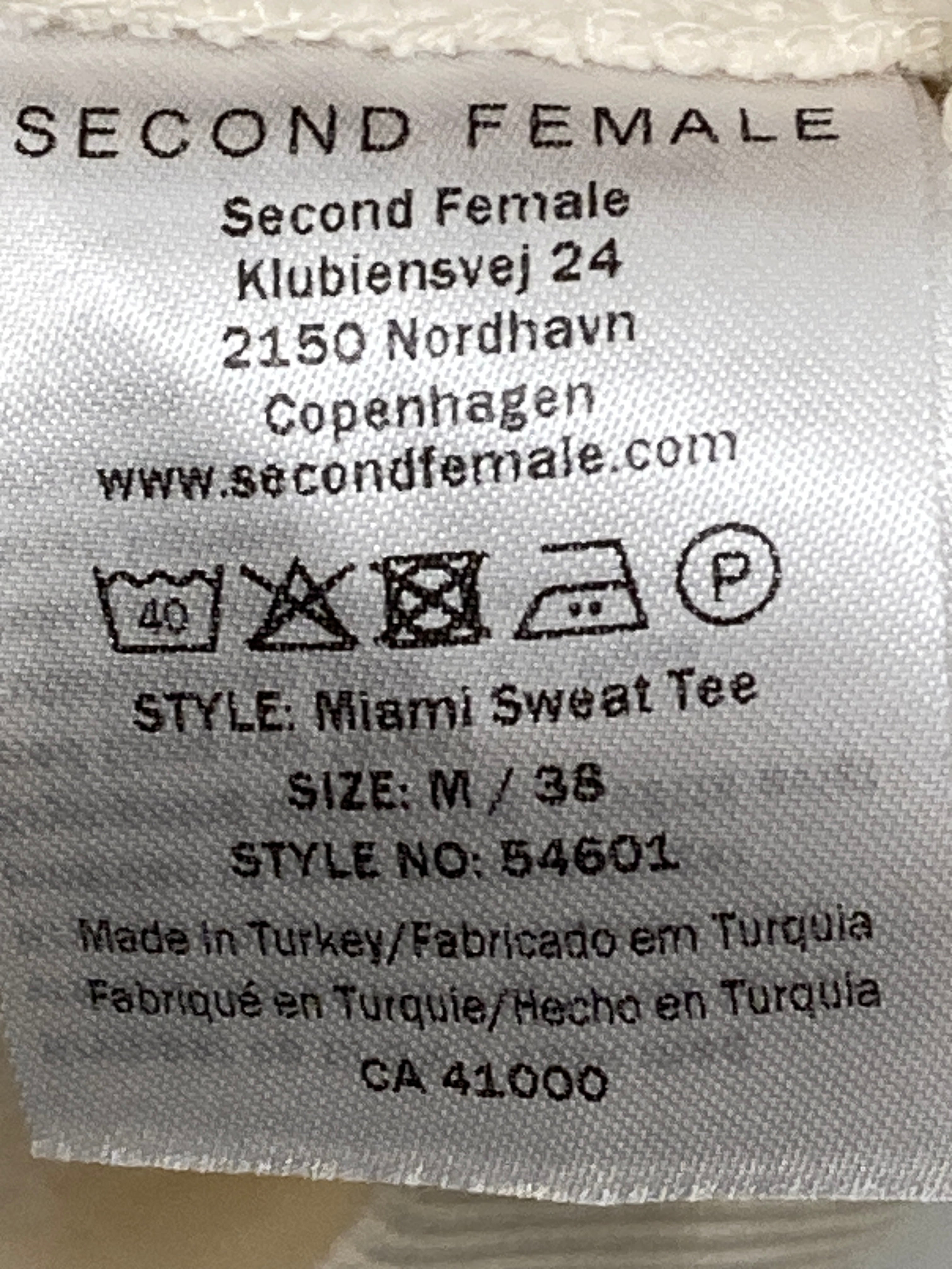 Second Female Bluse