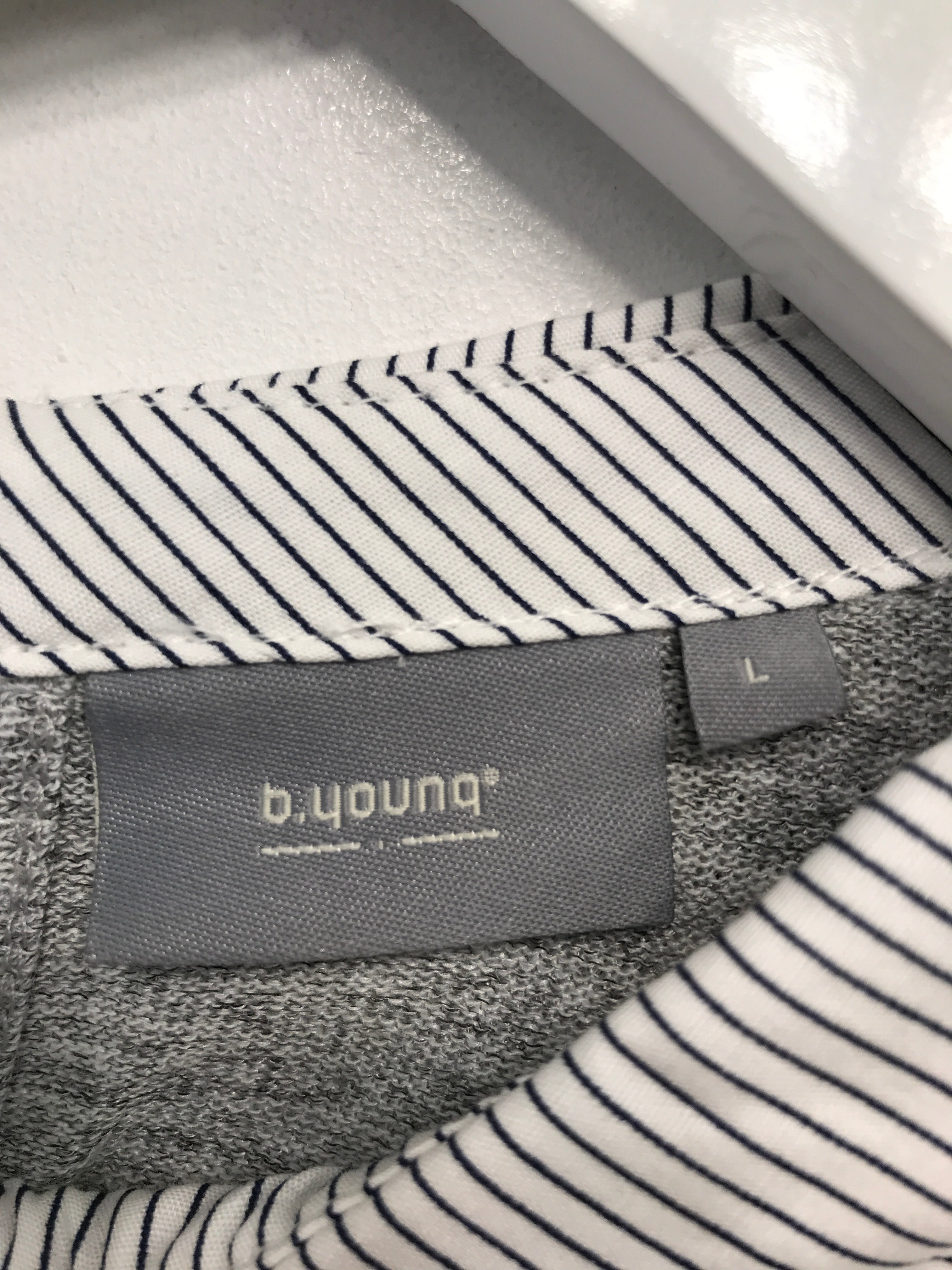 B.Young Bluse