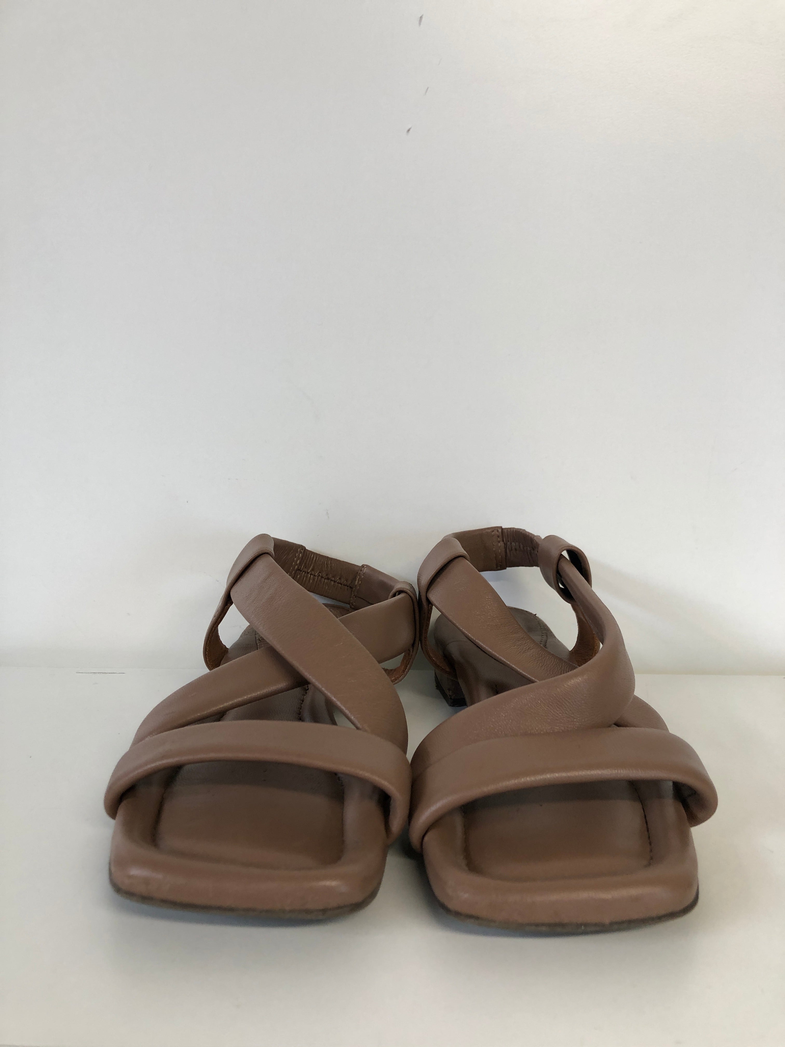 Dame Sandaler