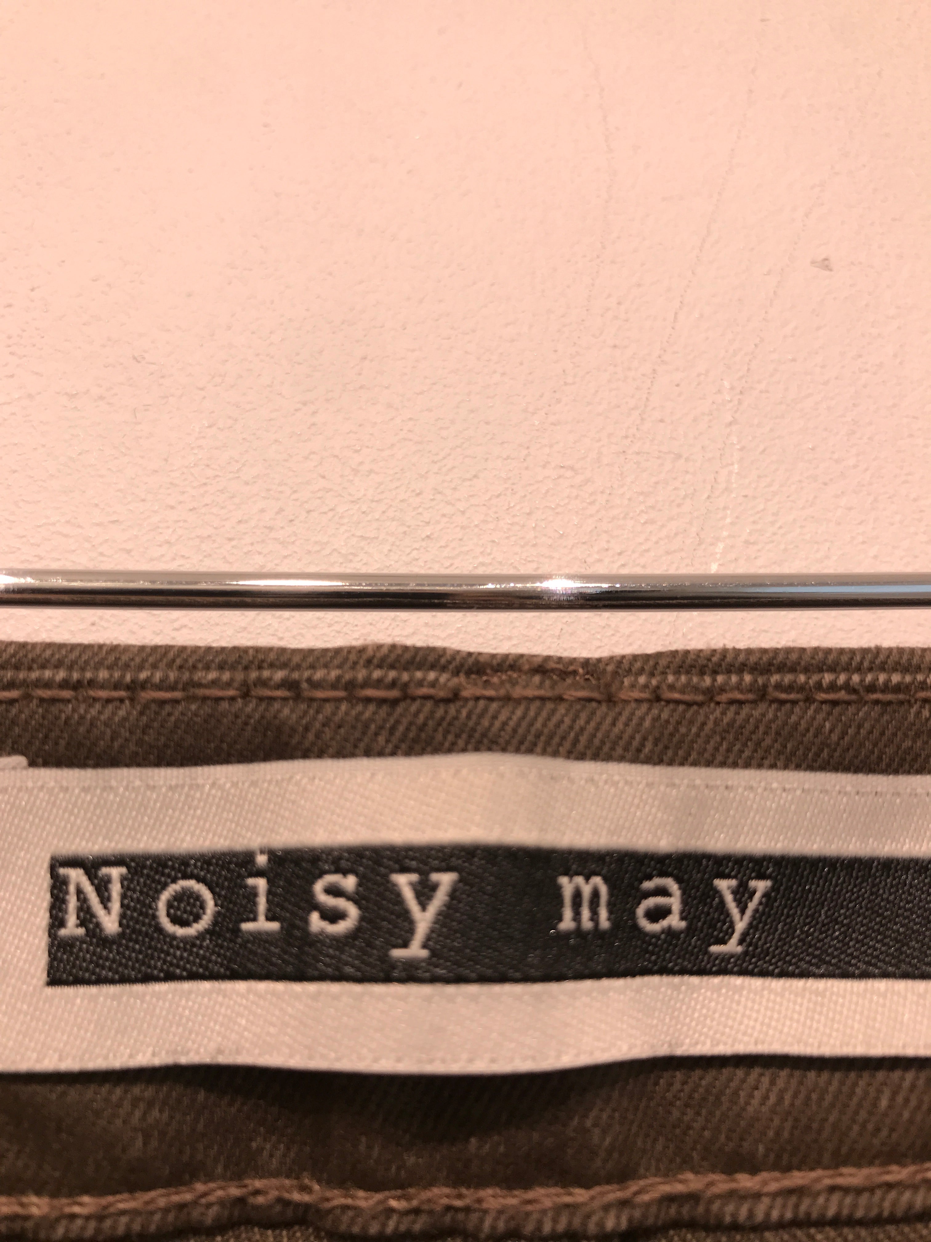 Noisy May Bukser