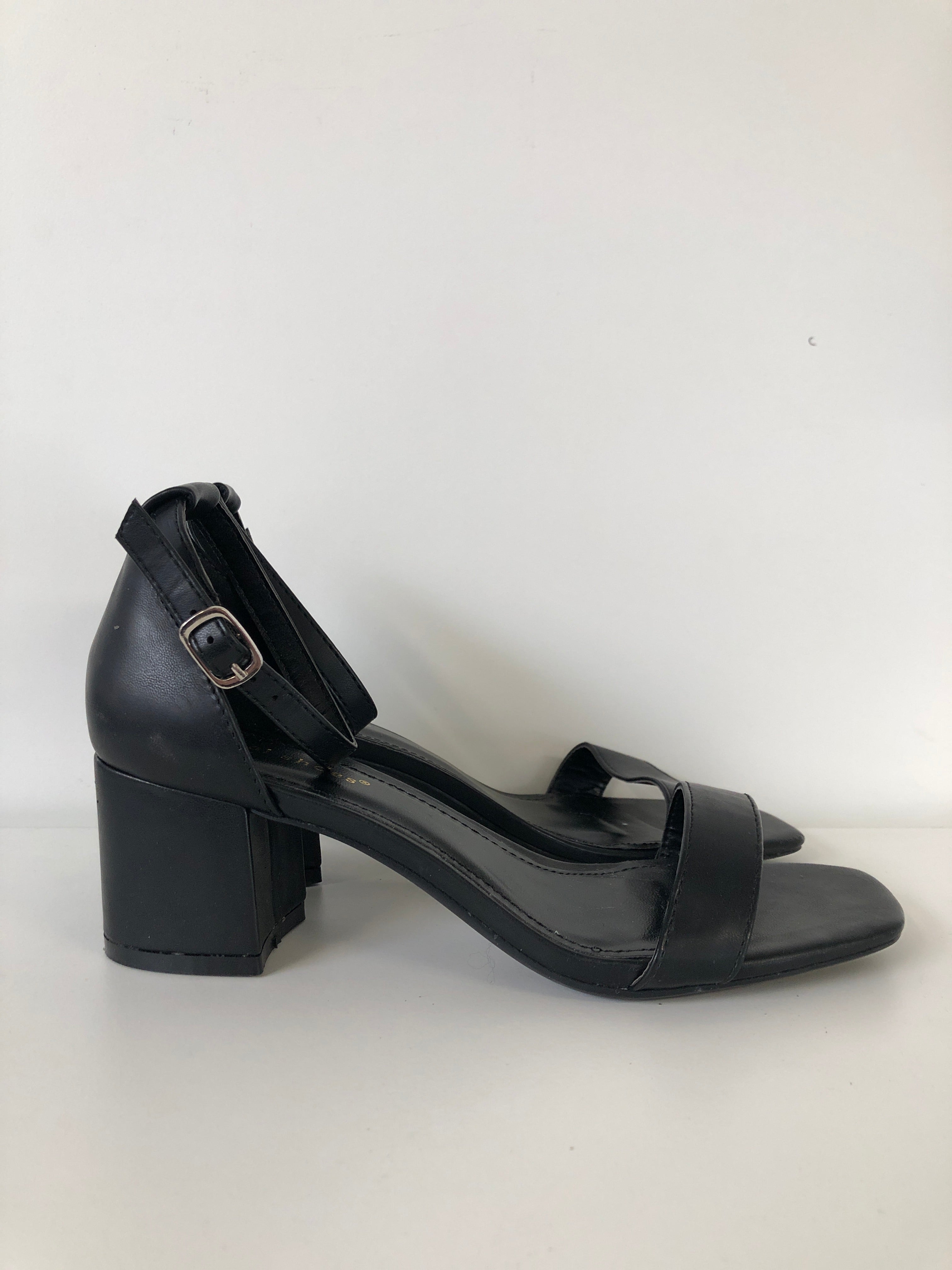 Ideal Shoes Sandaler