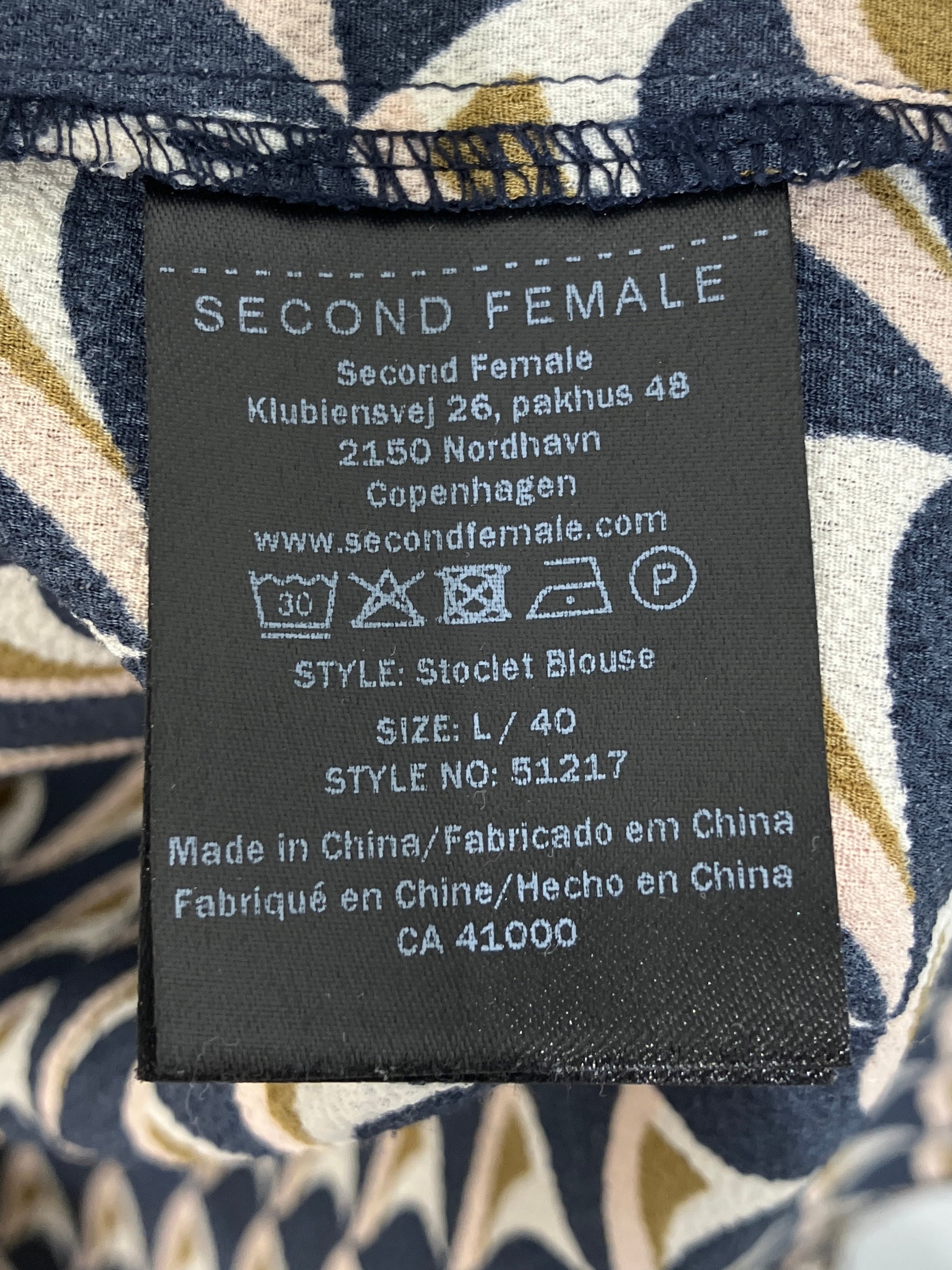 Second Female Bluse