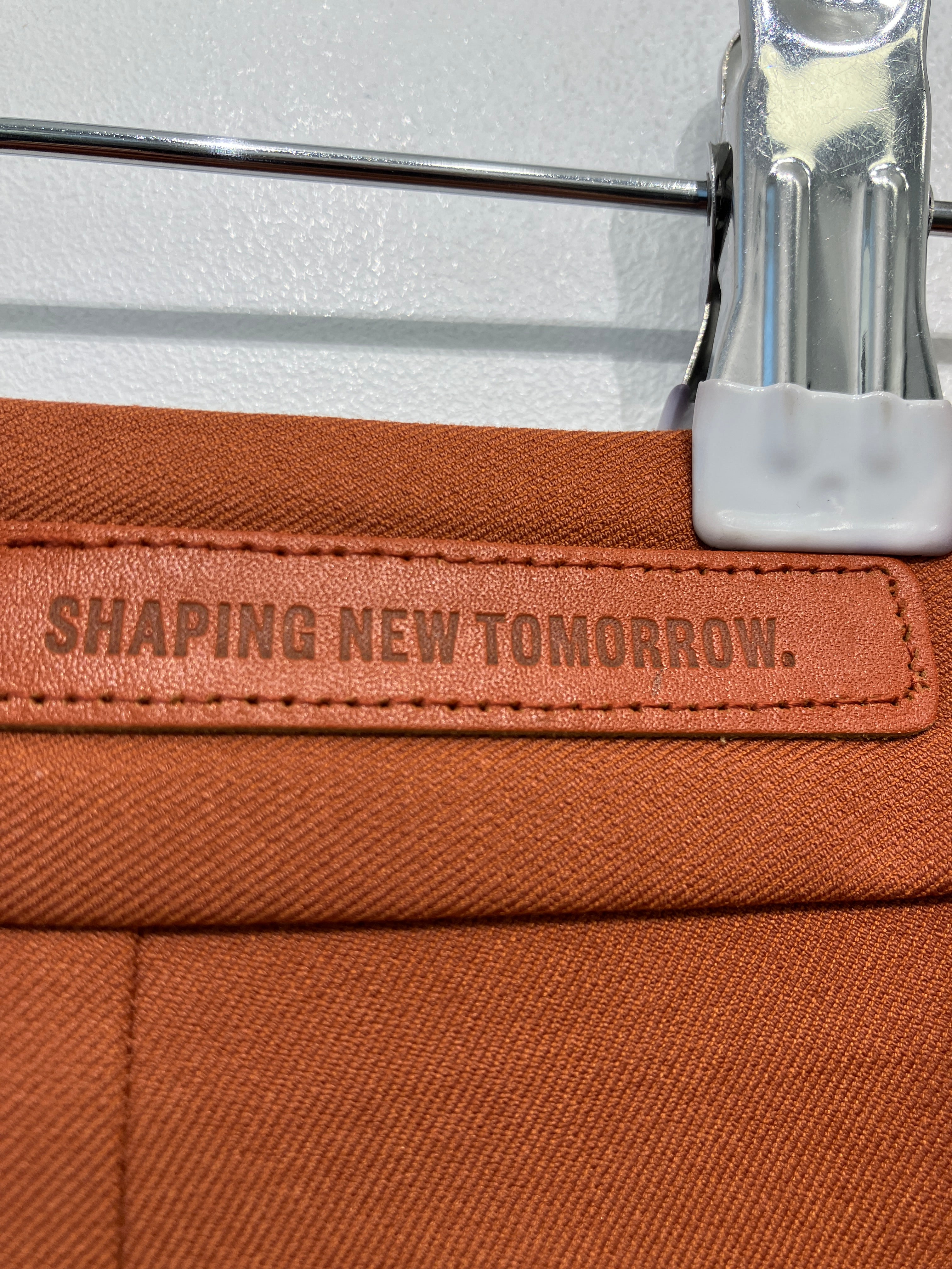 Shaping New Tomorrow Bukser