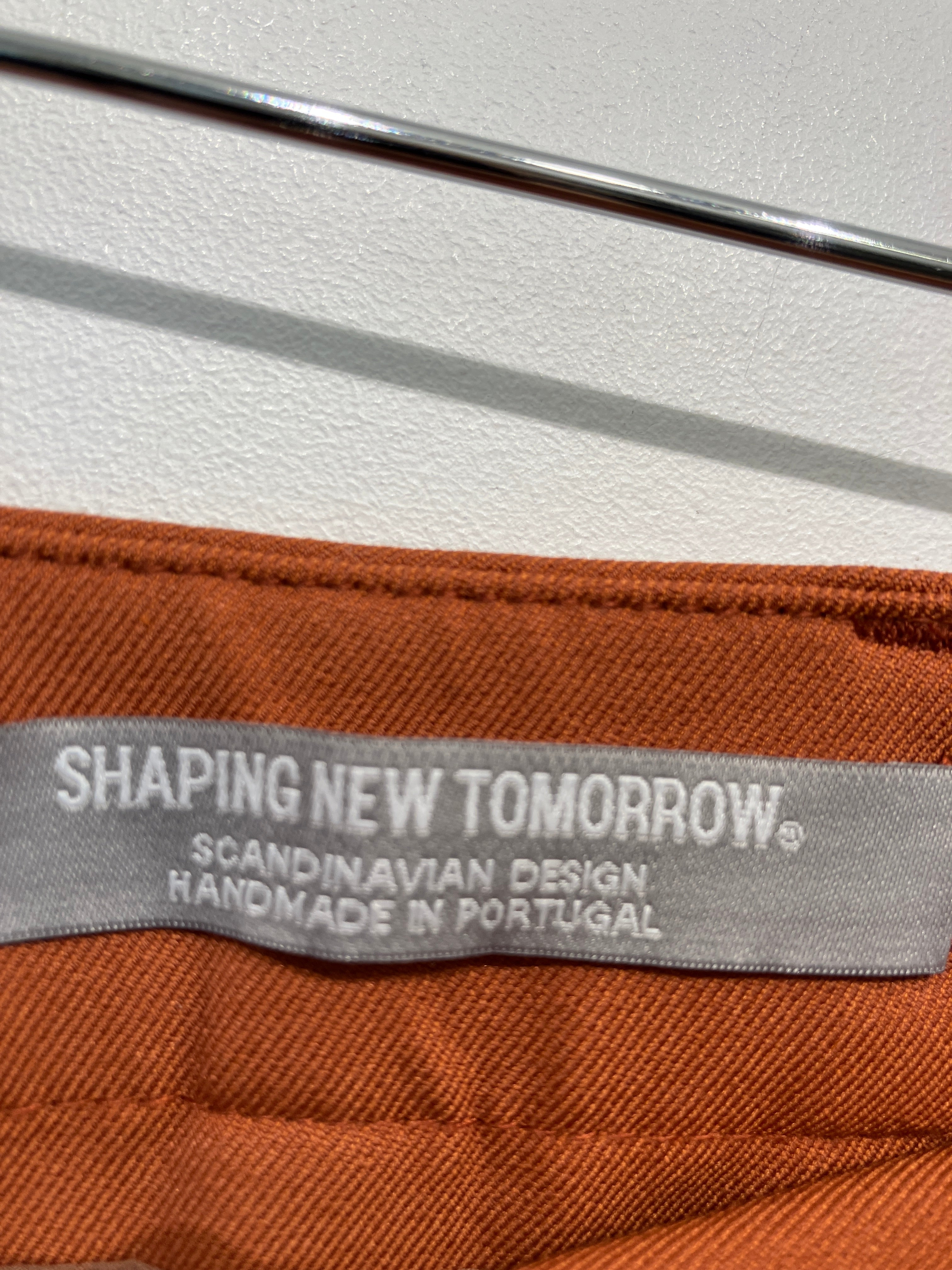 Shaping New Tomorrow Bukser