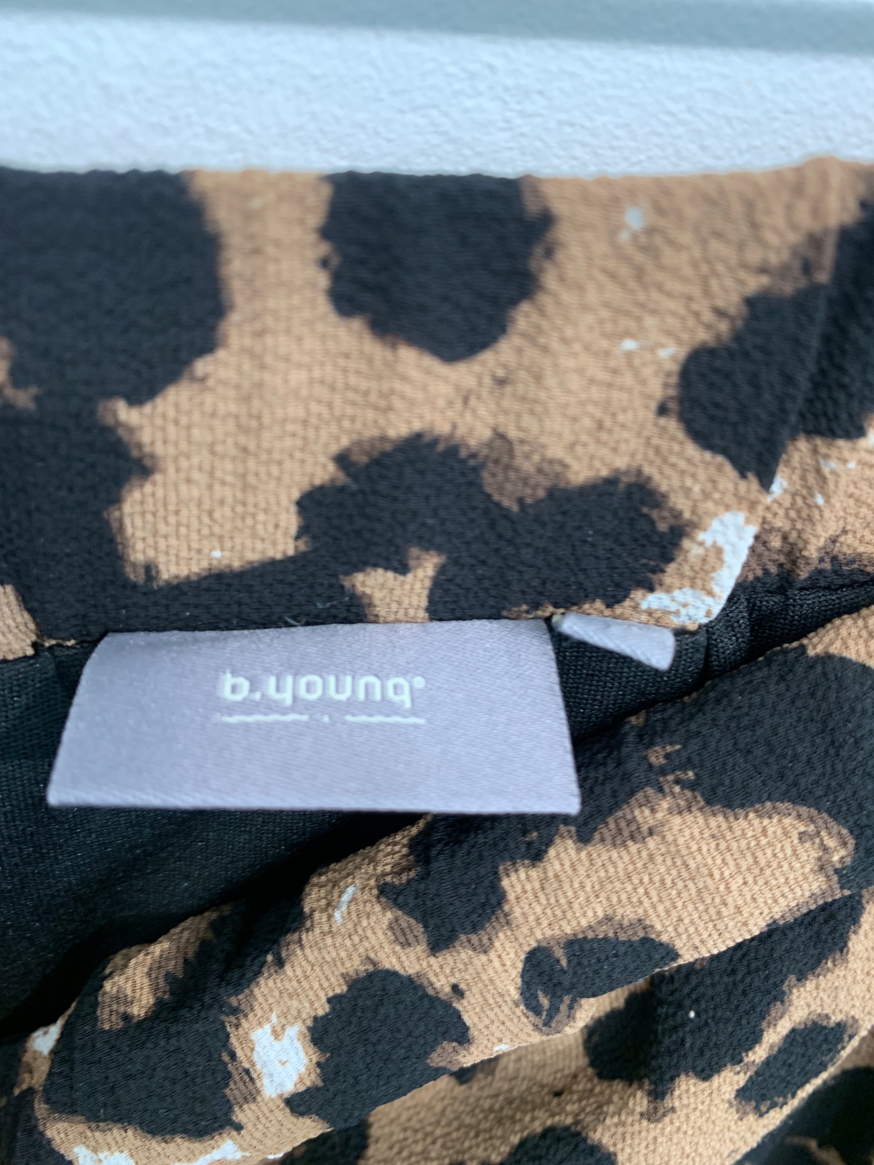 B.Young Nederdel