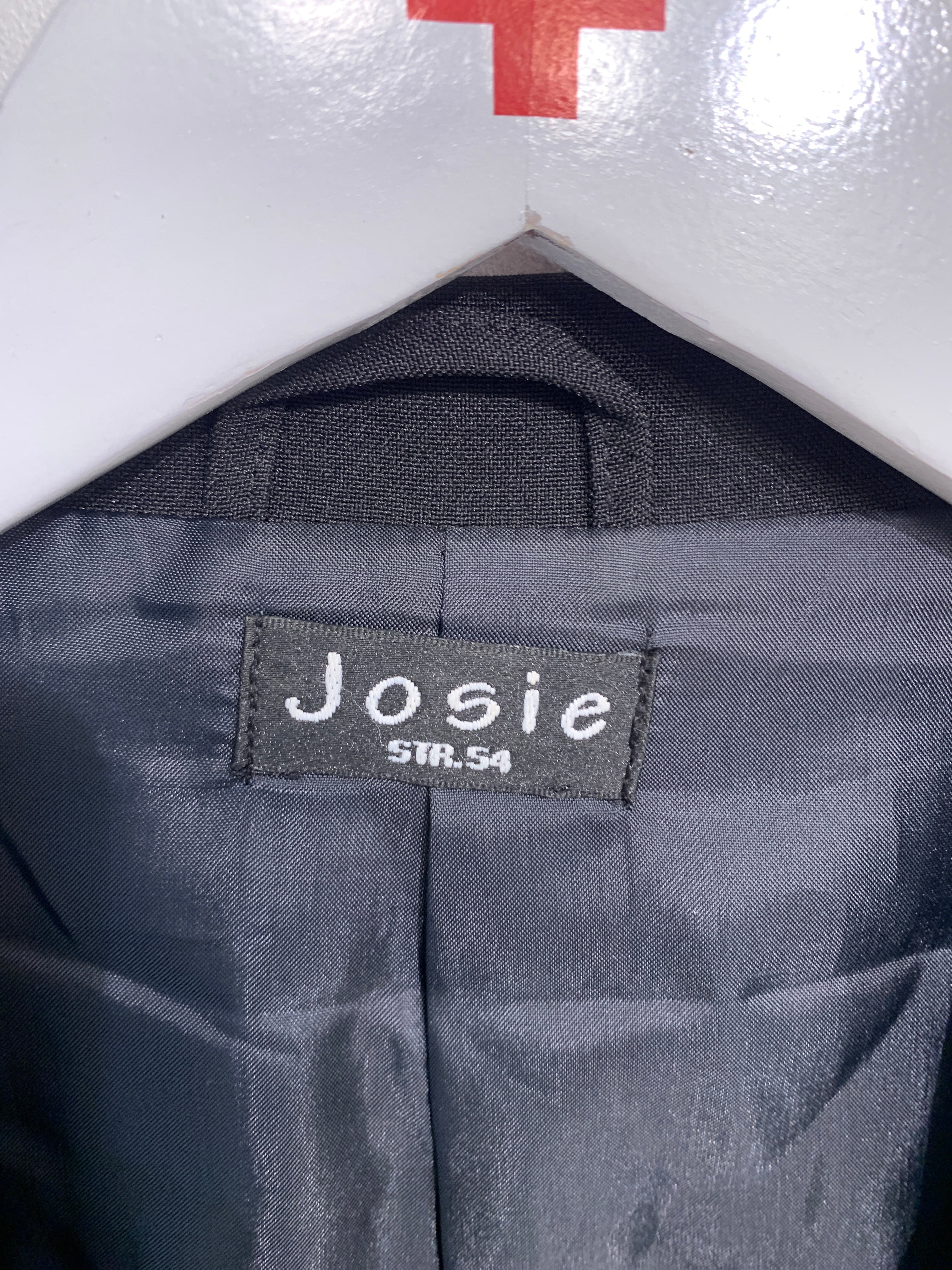 Josie Jakke