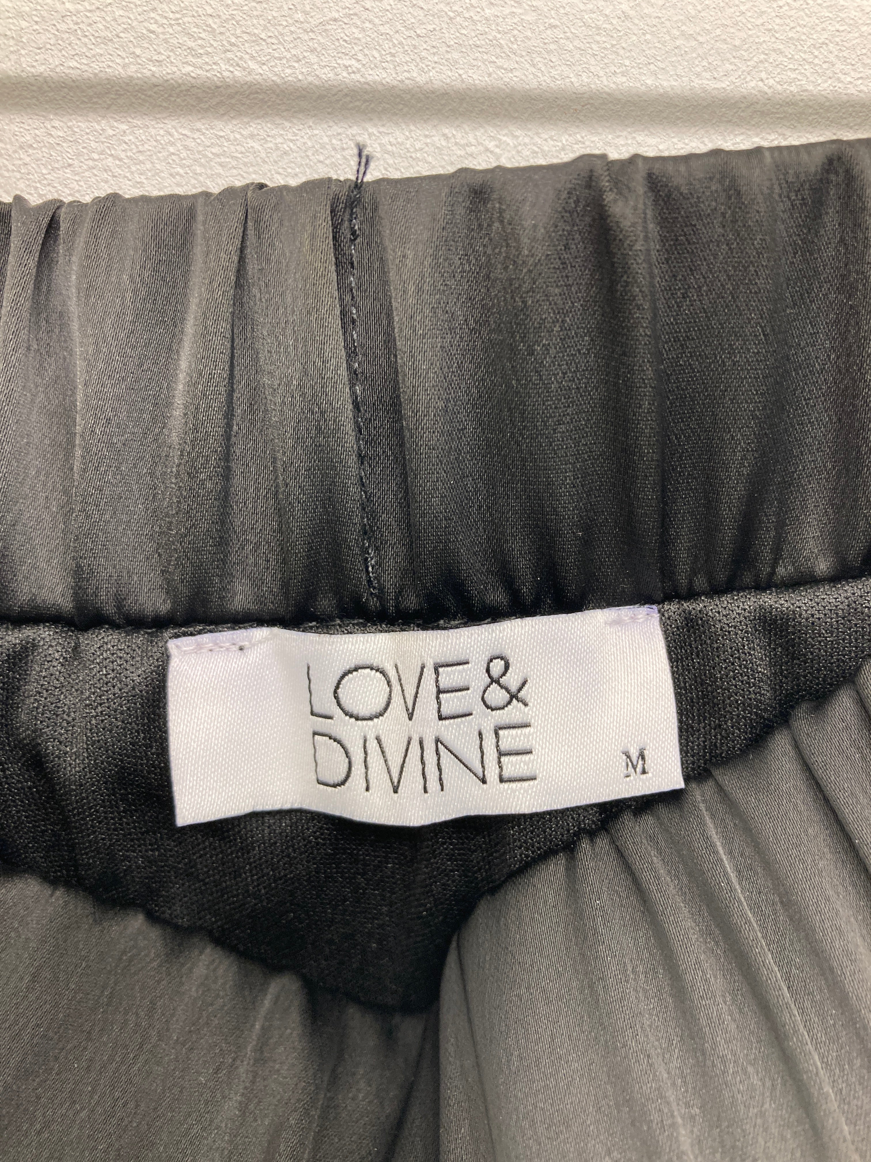 Love & Divine Nederdel