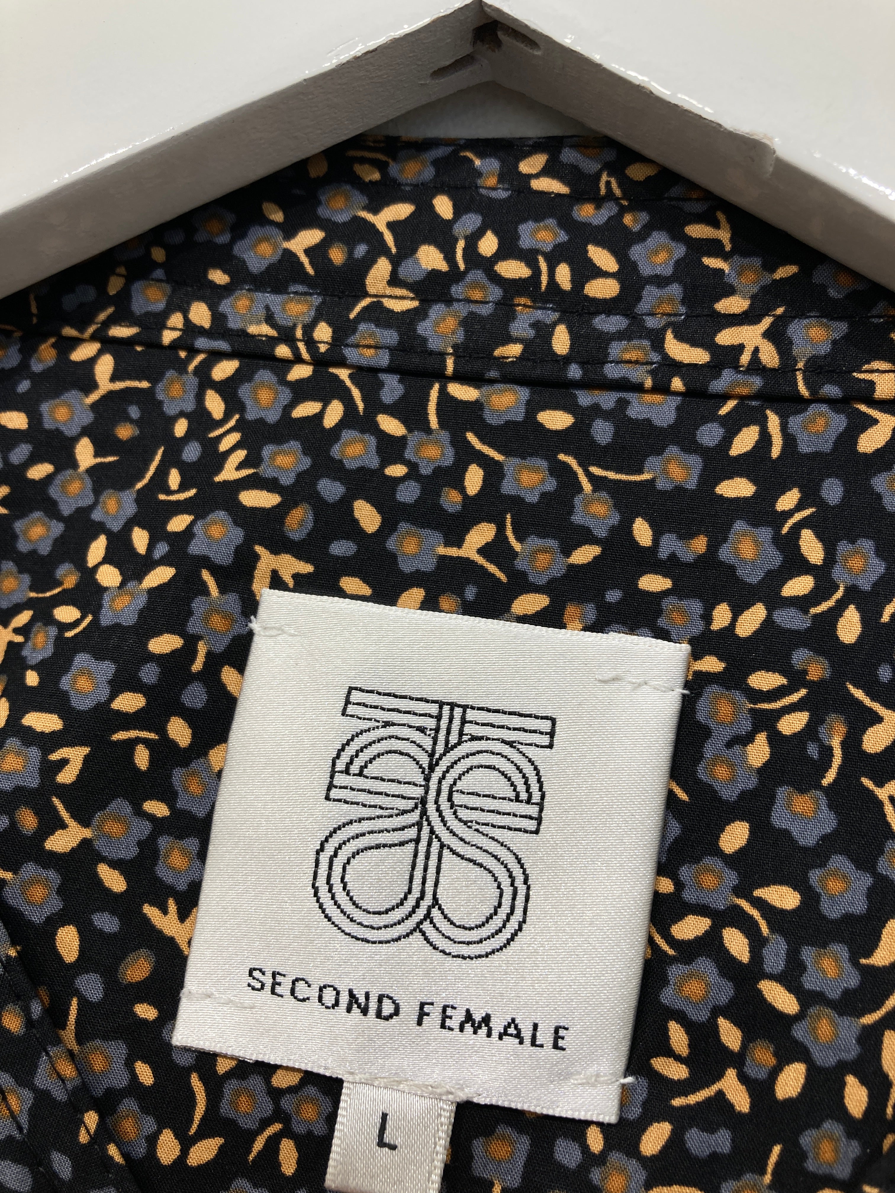 Second Female Bluse